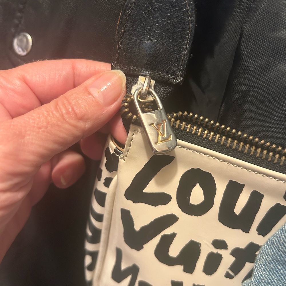 Graffiti Black and White pochette Bag - Picture 9 of 9